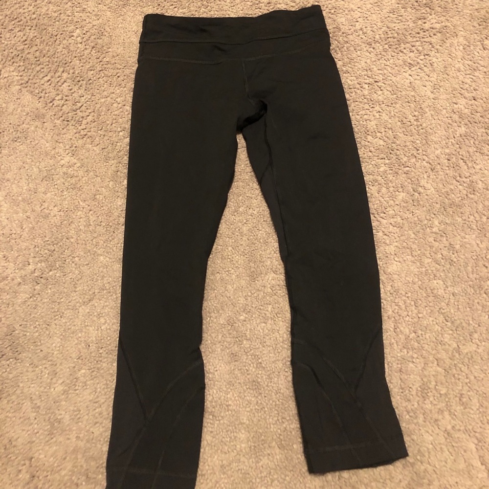 LULULEMON black cropped leggings